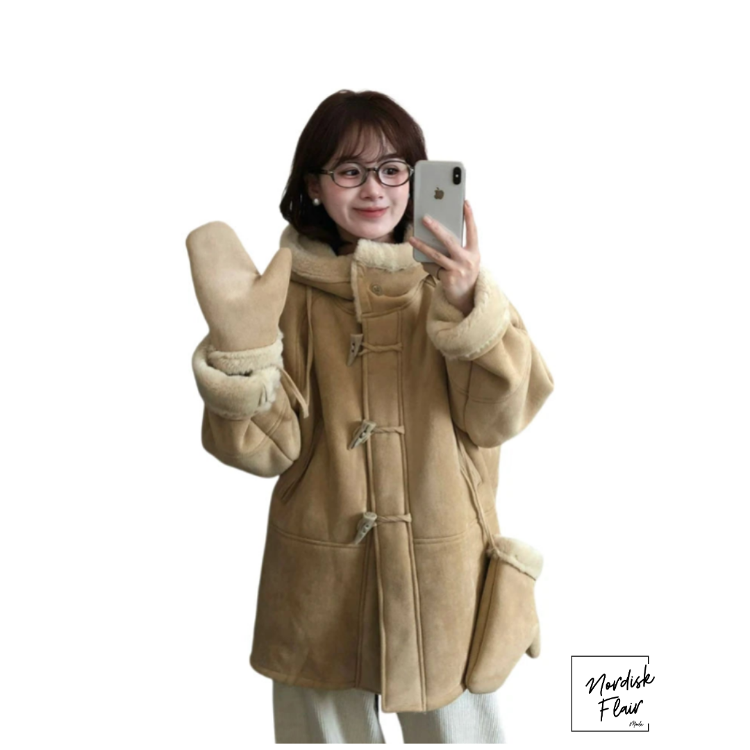 Marina™ | Miljövänlig konstpäls damjacka med huva och handskar