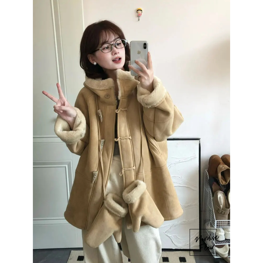 Marina™ | Miljövänlig konstpäls damjacka med huva och handskar